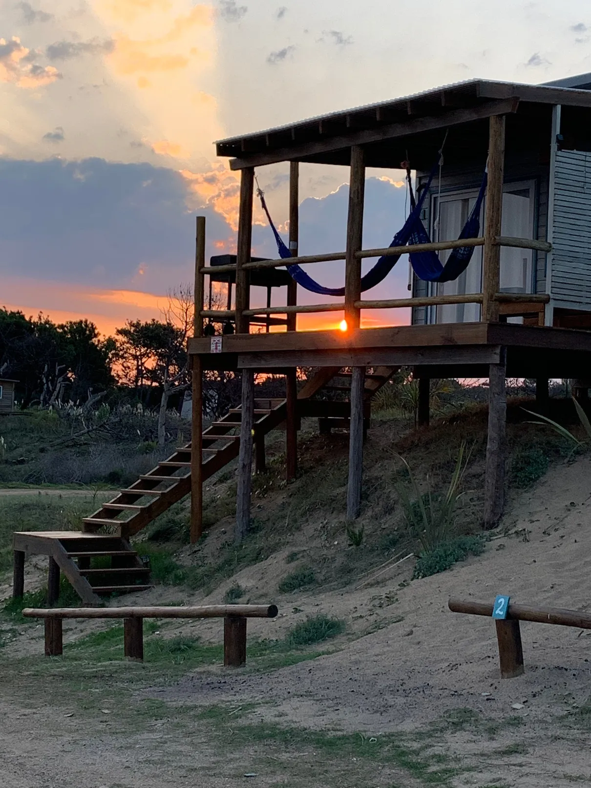 Deck de una Ocean View con hamacas paraguayas al atardecer