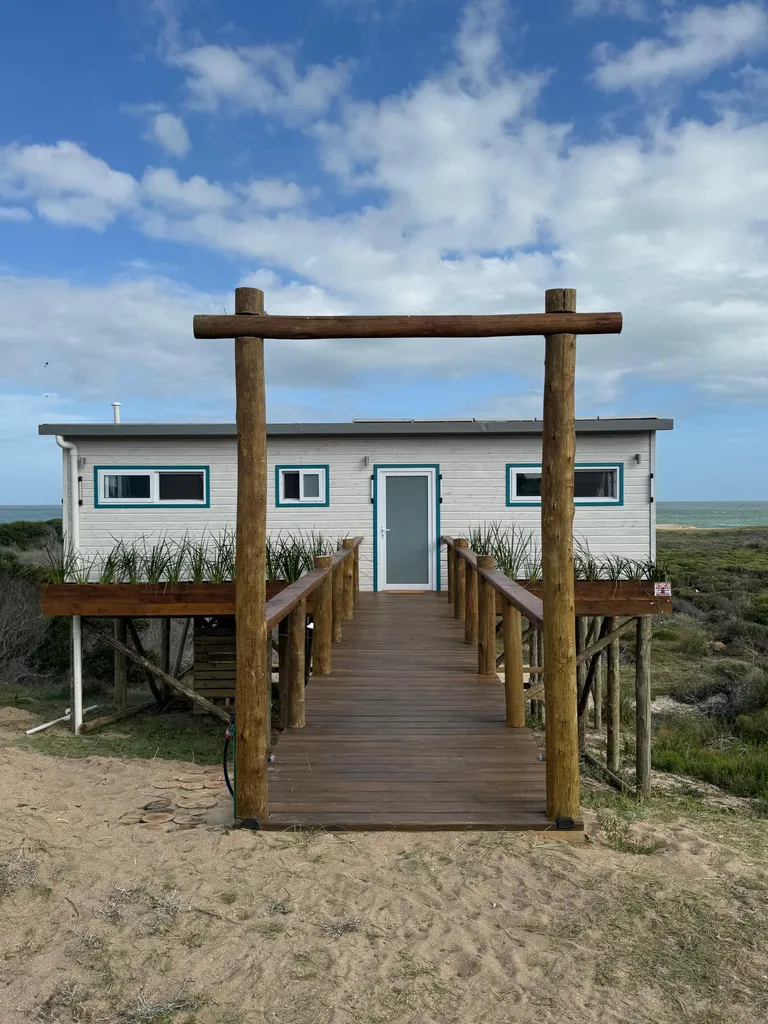 Iemanyá, casa elevada con pasarela de madera