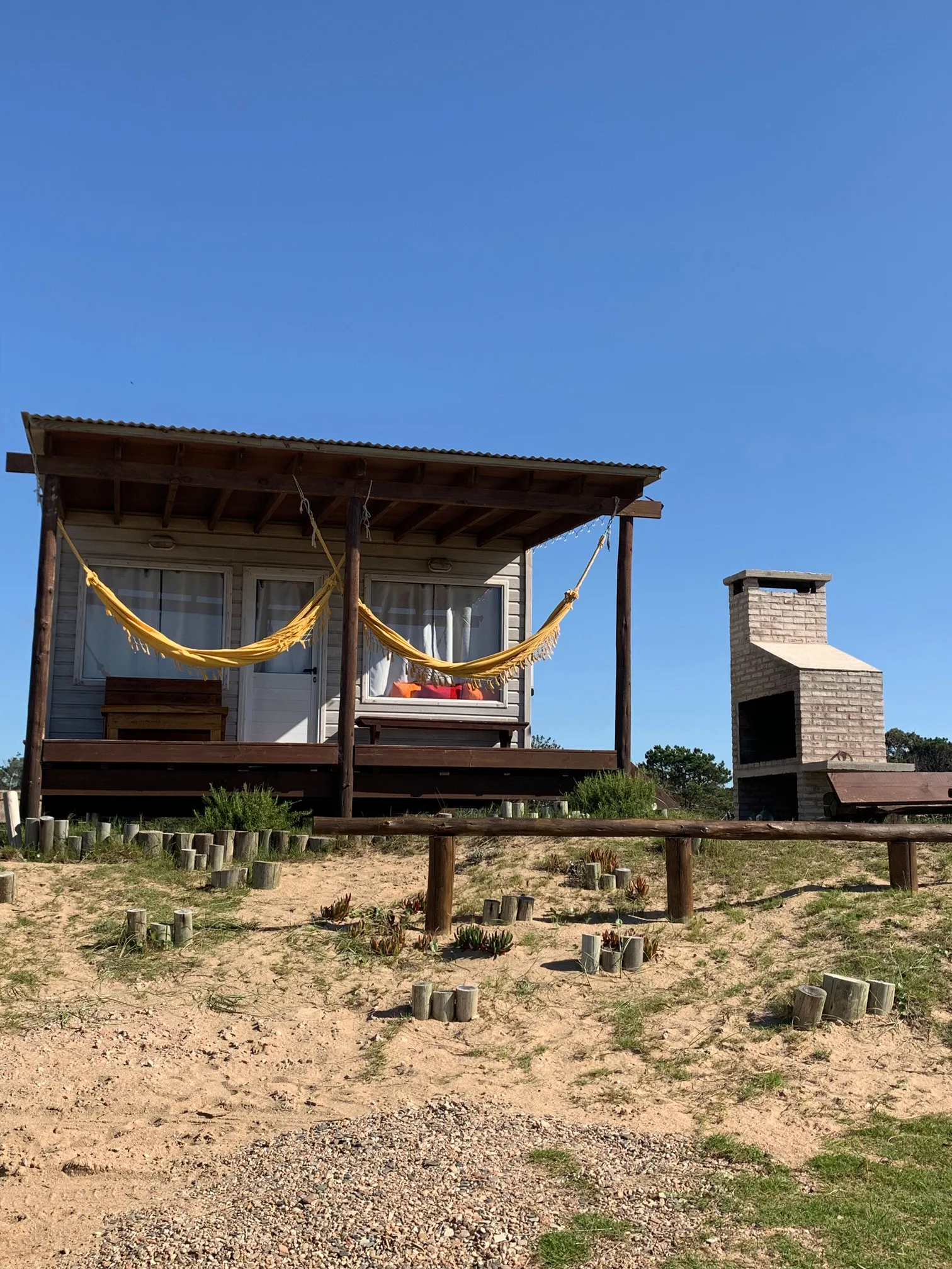 Inti, beach house sobre la duna con hamacas en el deck