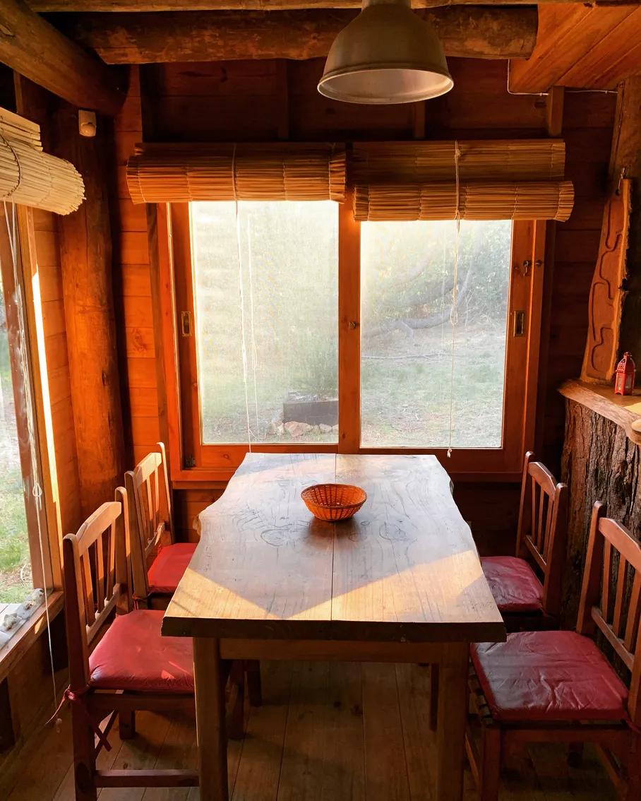 Comedor de madera de Shiva con ventana al bosque