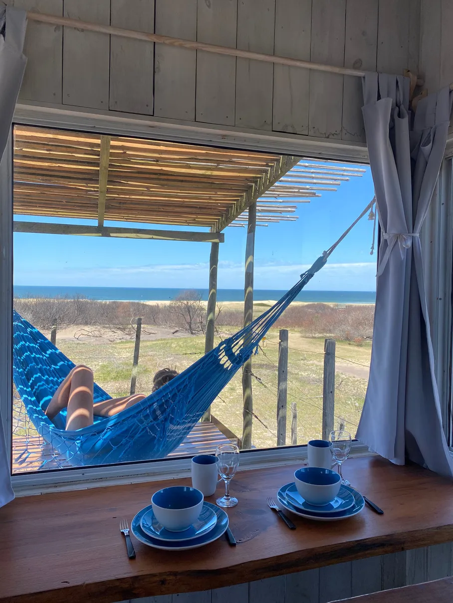 Desayuno en la ventana con hamaca y mar