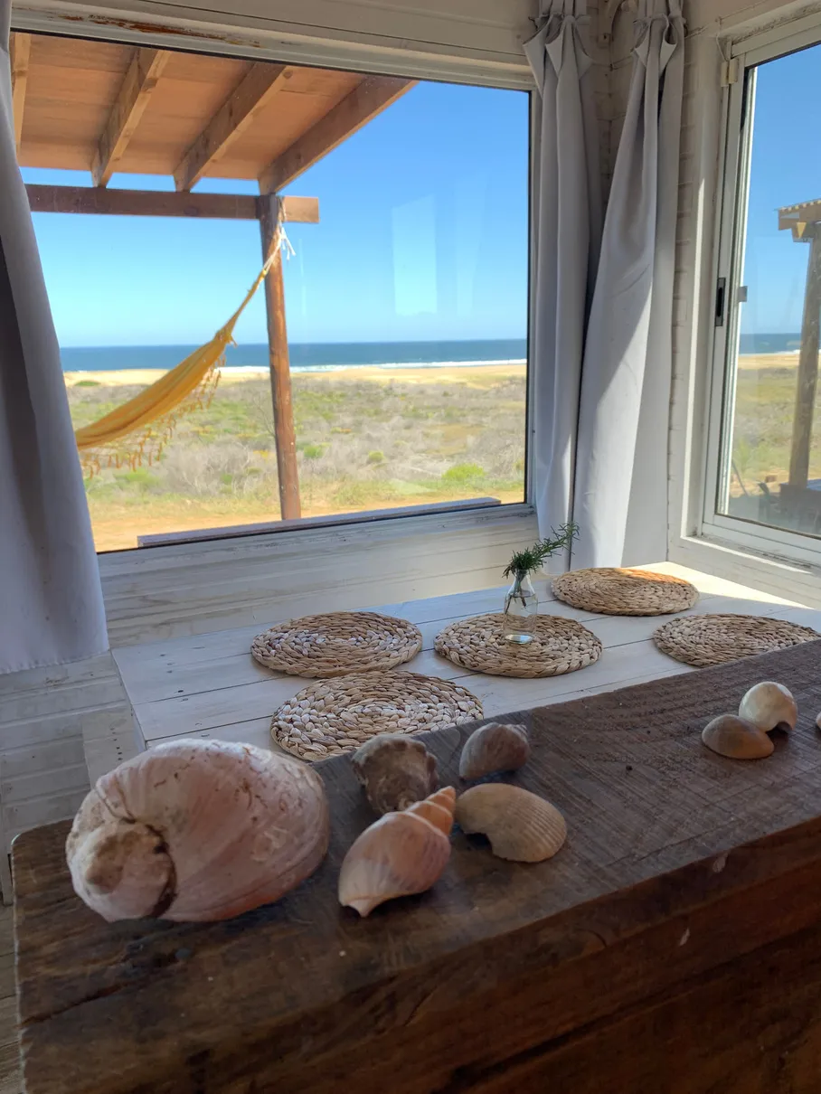 Ventana con caracoles y vista al mar