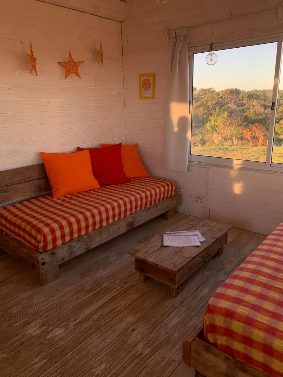 Living de Inti con sillones a cuadros