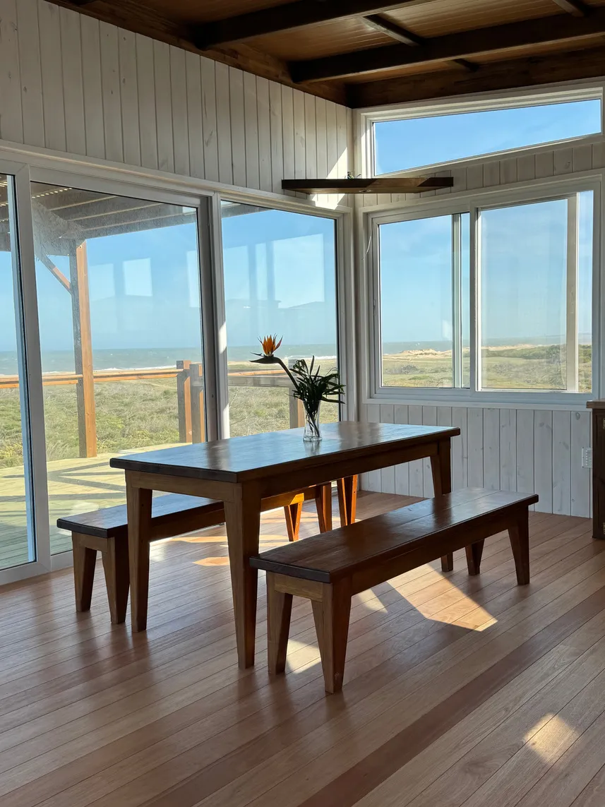 Comedor junto al ventanal