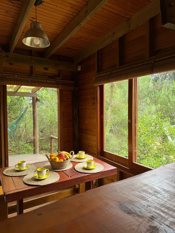 Desayuno en la mesa junto a la ventana