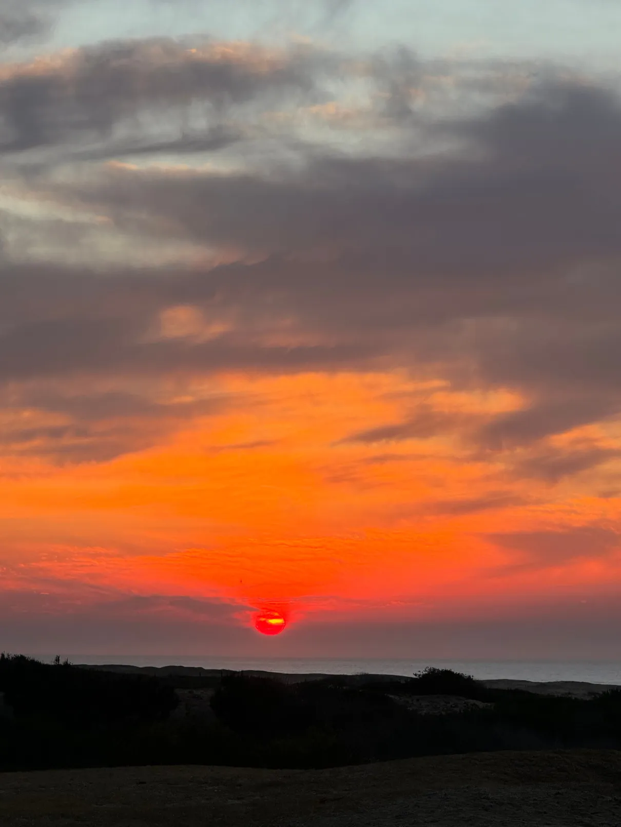 Atardecer rojo sobre el mar visto desde Iemanyá