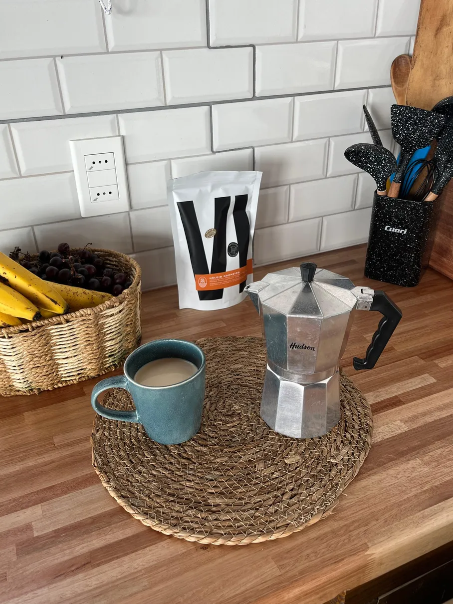 Café recién hecho en la mesada de una cabaña
