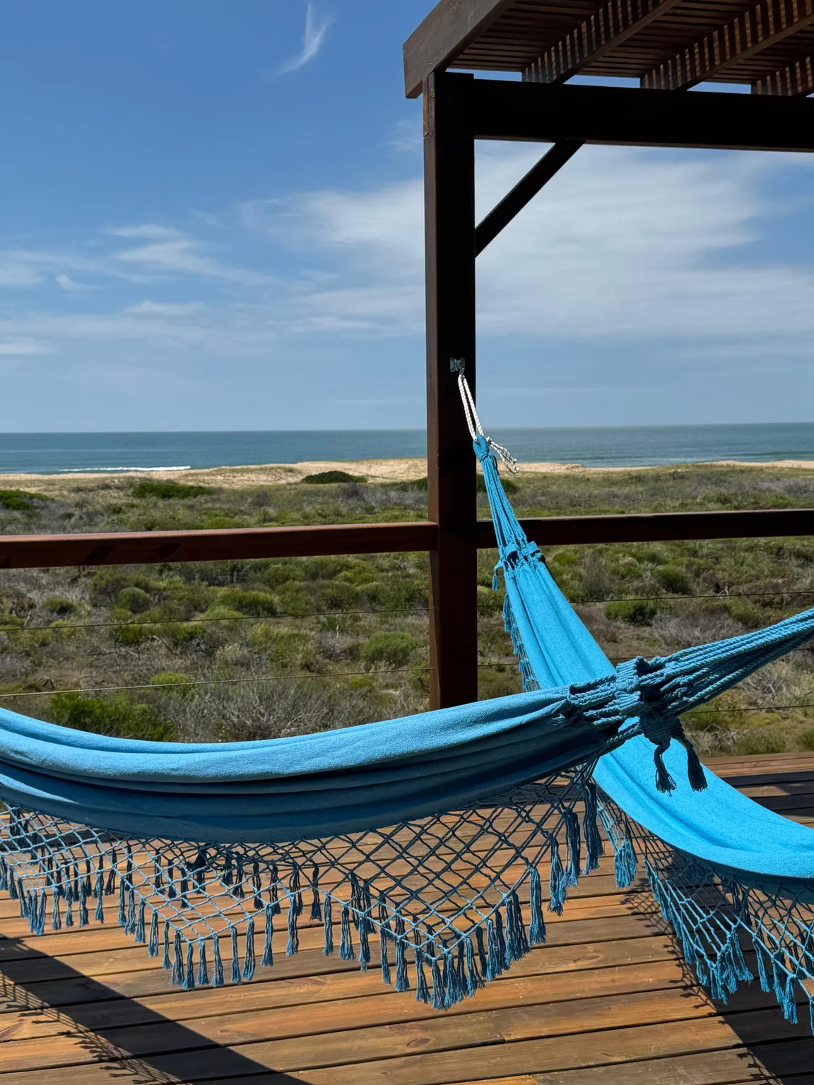 Hamaca paraguaya azul con vista al mar
