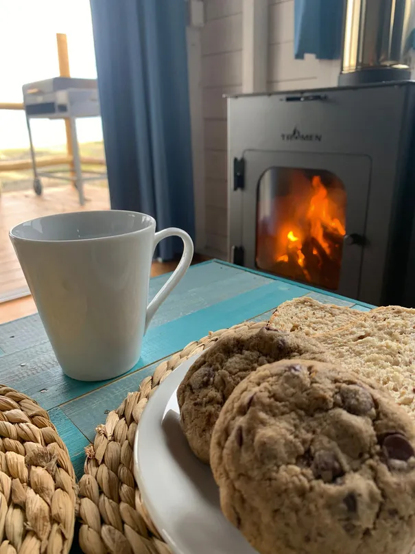 Café y galletitas junto a la estufa