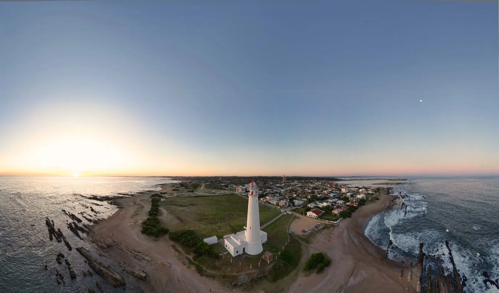 Faro de La Paloma visto desde el aire, rodeado de mar