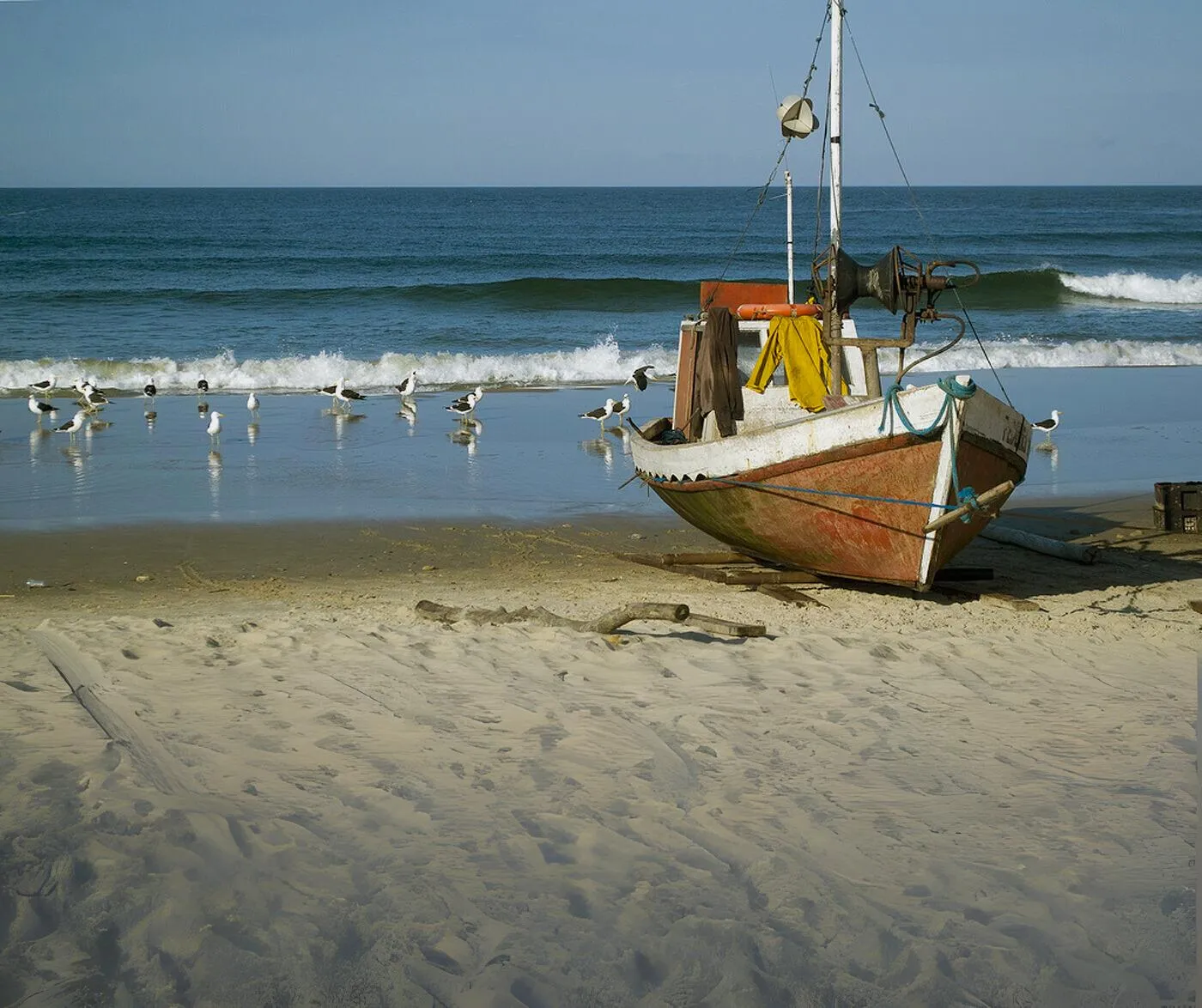 Barca de pescadores en la arena de Punta del Diablo